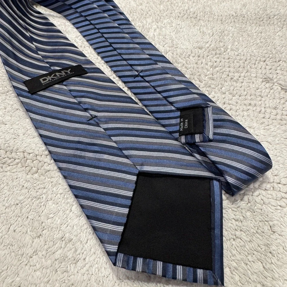 DKNY Tie Blue‎ Diagonal Stripe 100% Silk Preppy Old Money Business Modern Casual